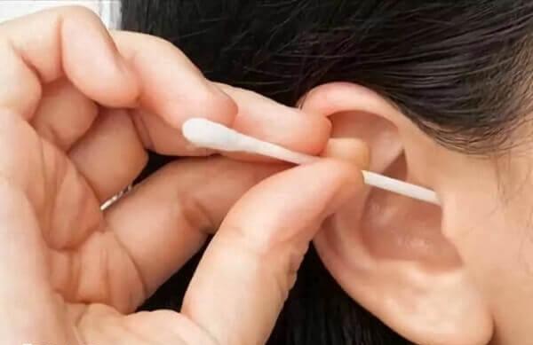 引起宝宝中耳炎的原因有哪些