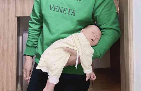 新生婴儿如何抱