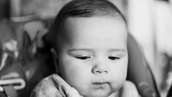 二个月婴儿吐奶喷射状怎么回事