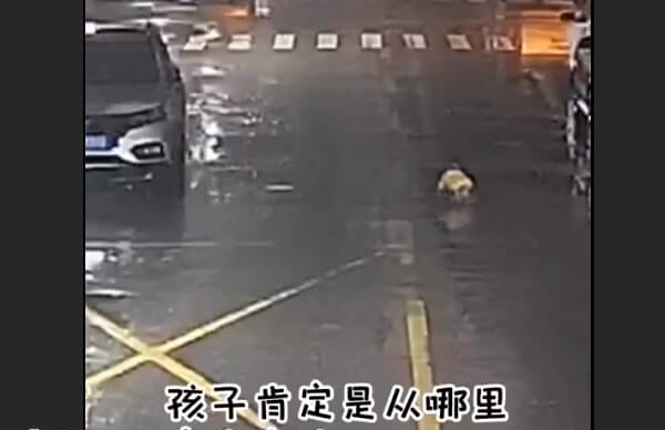 6个月婴儿雨夜爬上马路被接力守护